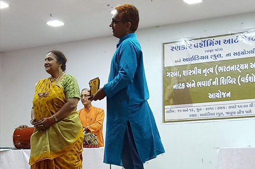 Dance Educator Dr. Nilesh Parekh felicitated for his outstanding support to cultural activities in the city!