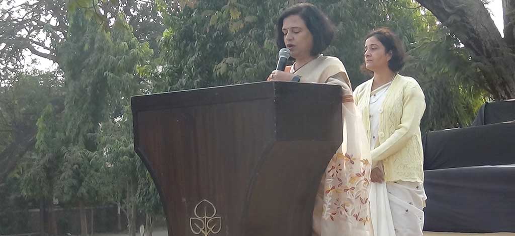 Principal Dr. Archana Mishra addressing the gathering to uphold freedom and sovereignty of India.