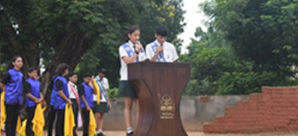 Cultural President Ayush Patel and Head Sports Affairs Kanjini Soni paid tribute to freedom fighters and soldiers and also urged the gathering to strive to make the environment clean and green!